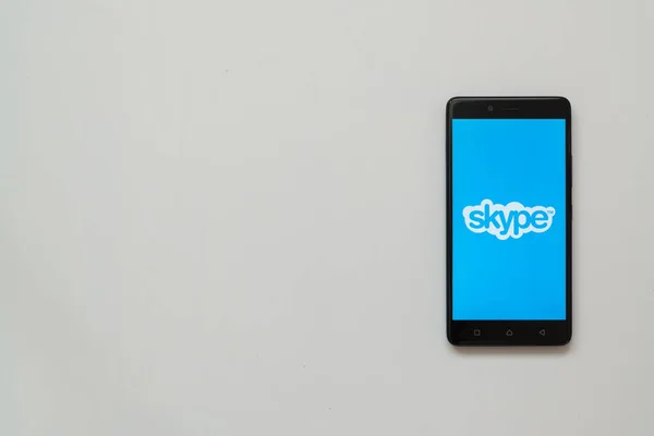 Logo de Skype en la pantalla del smartphone — Foto de Stock