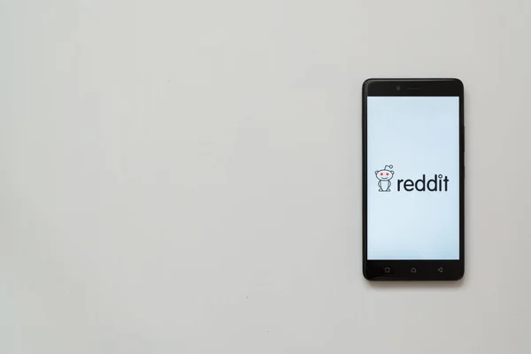 Reddit logo op smartphone scherm — Stockfoto