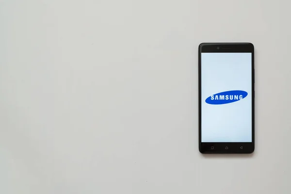 Логотип Samsung на экране смартфона — стоковое фото