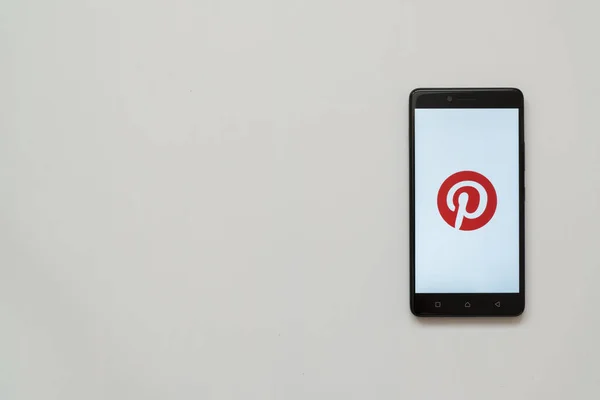 Pinterest logo op smartphone scherm — Stockfoto