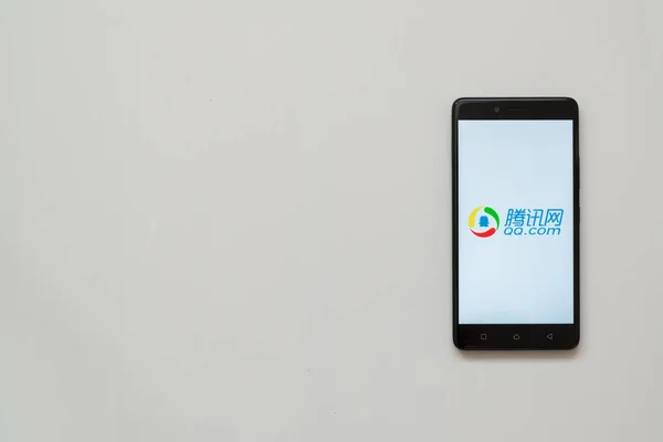 QQ.com логотип на екрані смартфона — стокове фото