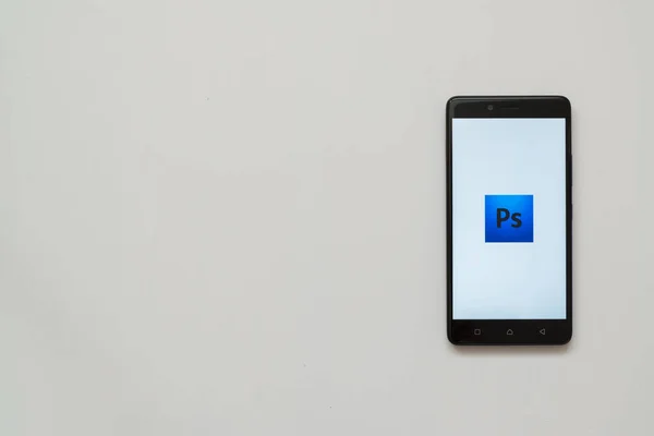 Logo de Adobe Photoshop en la pantalla del teléfono inteligente — Foto de Stock