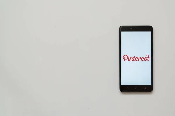 Pinterest logo na ekranie smartfonu — Zdjęcie stockowe