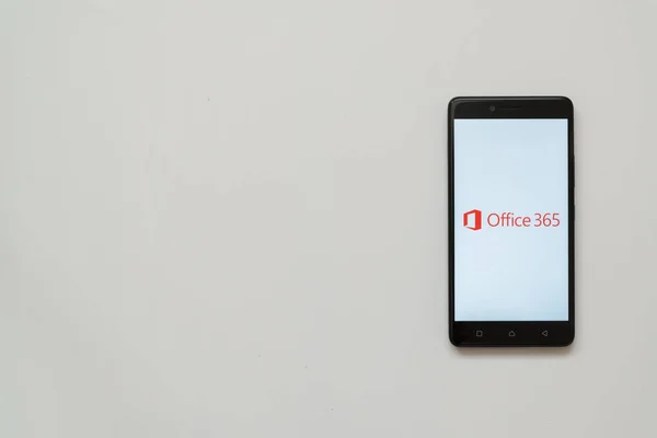 Microsoft Office 365 logo üstünde smartphone perde — Stok fotoğraf
