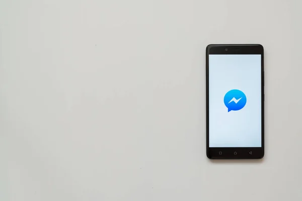 Facebook messenger logo üstünde smartphone perde — Stok fotoğraf