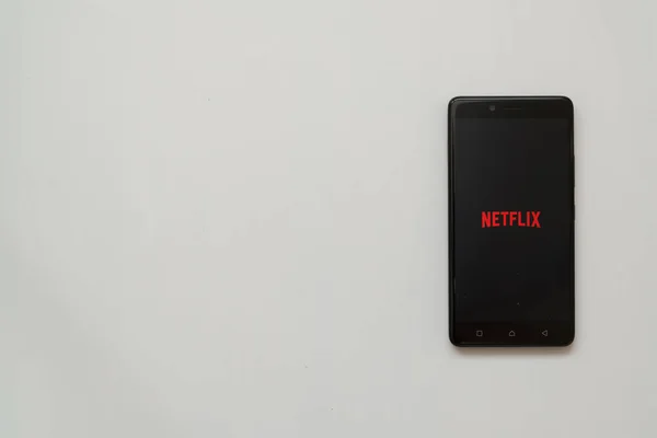Logo de Netflix en la pantalla del teléfono inteligente — Foto de Stock