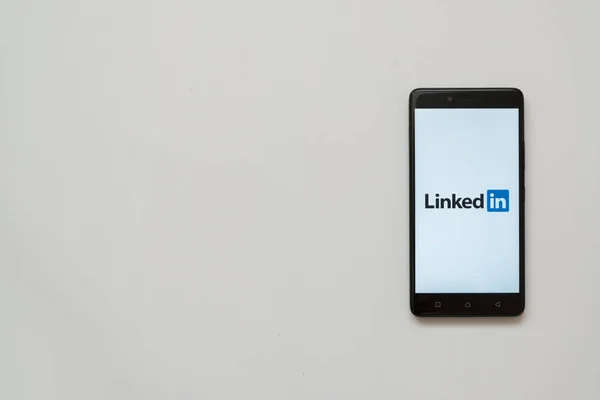 Logotipo Linkedin na tela do smartphone — Fotografia de Stock