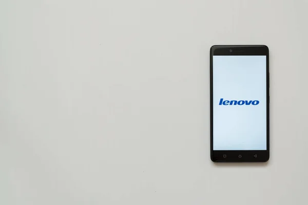Logotipo Lenovo na tela do smartphone — Fotografia de Stock