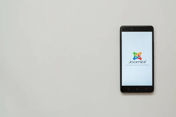 Logo Joomla en la pantalla del smartphone — Foto de Stock