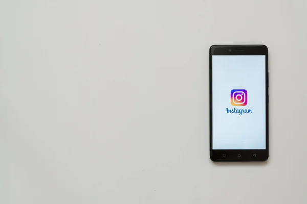Instagram logo on smartphone screen — Stock Photo, Image