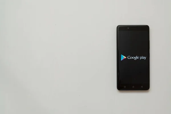 Logo de Google Play Store en la pantalla del teléfono inteligente — Foto de Stock