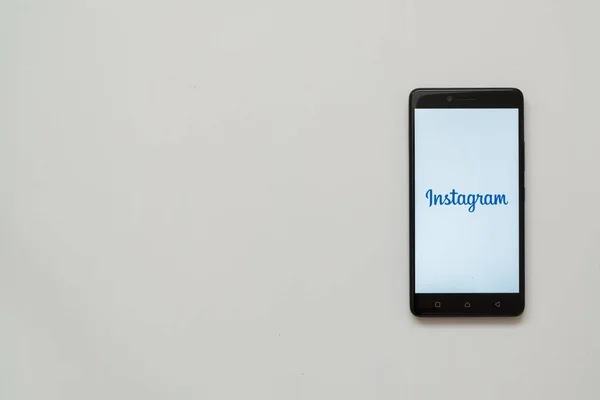 Logótipo do Instagram na tela do smartphone — Fotografia de Stock