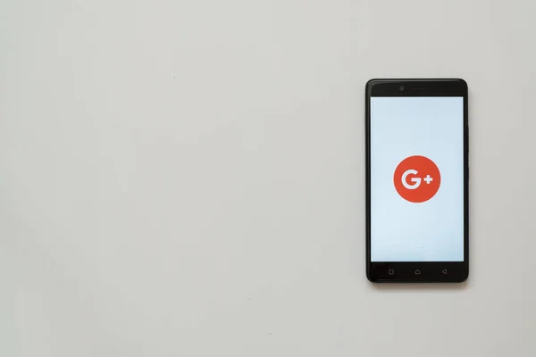 Google plus логотип на екрані смартфона — стокове фото
