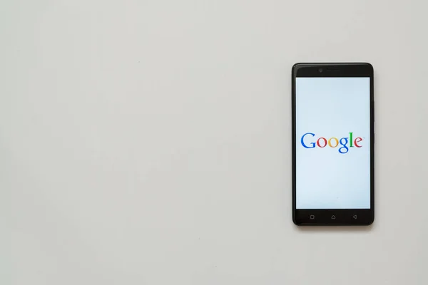 Logo de Google en la pantalla del teléfono inteligente — Foto de Stock