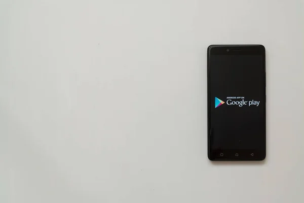 Google play store logo na tela do smartphone — Fotografia de Stock