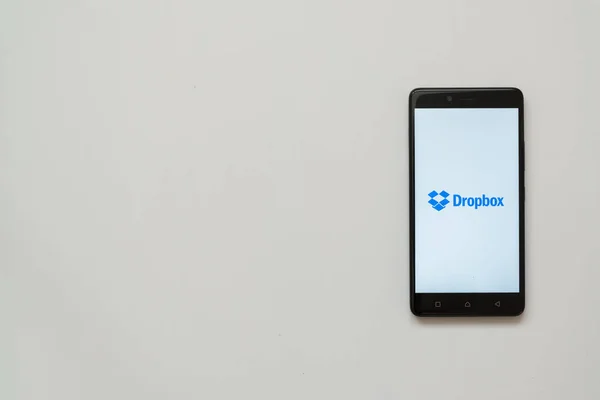 Na smartphone obrazovky logo Dropbox — Stock fotografie