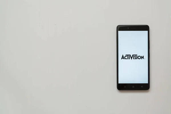 Logotipo da Activision na tela do smartphone — Fotografia de Stock