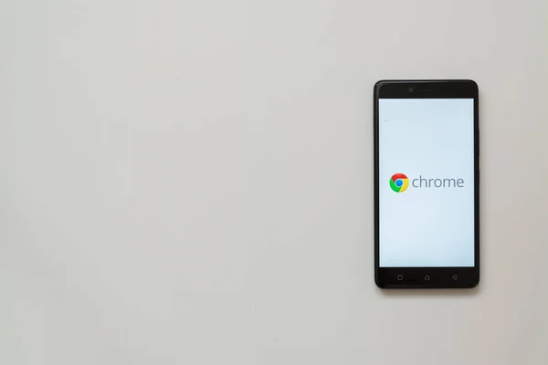 Google chrome логотип на екрані смартфона — стокове фото