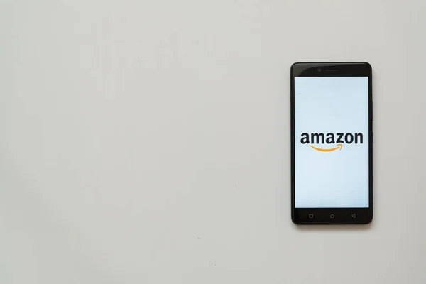 Logo de Amazon en la pantalla del teléfono inteligente — Foto de Stock