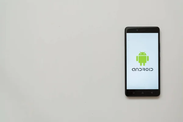 Logo Android en la pantalla del teléfono inteligente — Foto de Stock