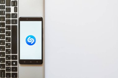 Shazam logo üstünde smartphone perde