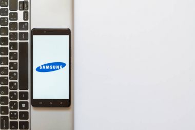 Samsung logo üstünde smartphone perde