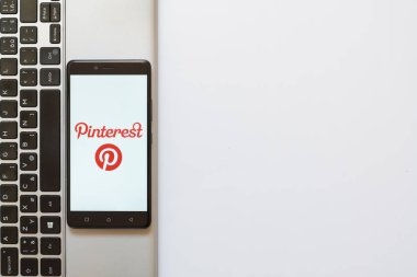 Pinterest logo üstünde smartphone perde