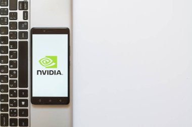 Nvidia logosu smartphone ekranında