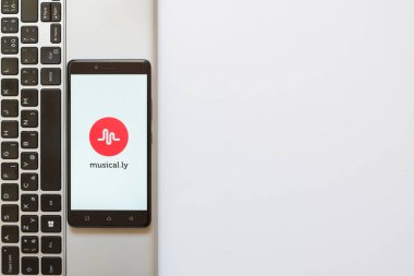 Musical.ly logo üstünde smartphone perde