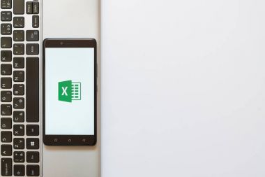 Microsoft office excel logo üstünde smartphone perde
