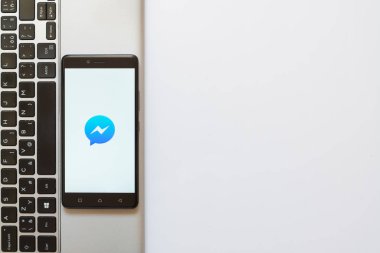 Facebook messenger logo üstünde smartphone perde