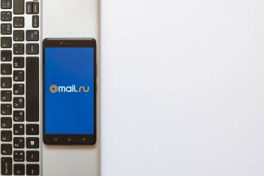 Mail.ru logo üstünde smartphone perde