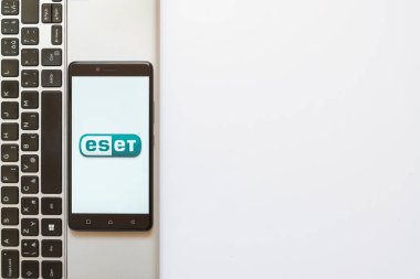 ESET logo üstünde smartphone perde