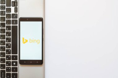 Bing logo üstünde smartphone perde