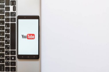 YouTube logo üstünde smartphone perde
