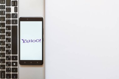 Yahoo logo üstünde smartphone perde