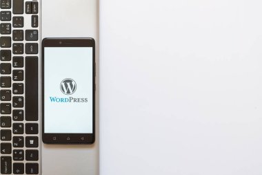 WordPress logo üstünde smartphone perde