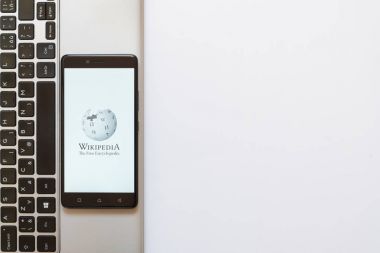 Wikipedia logo üstünde smartphone perde