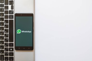 Whatsapp logo üstünde smartphone perde