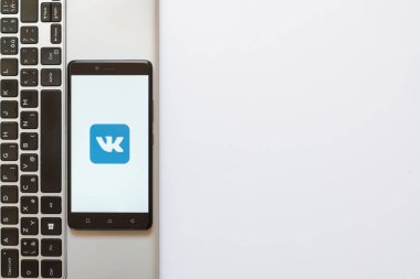 Vkontakte logo üstünde smartphone perde