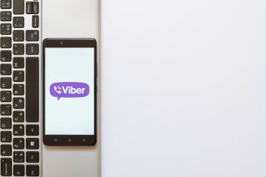 Viber logo üstünde smartphone perde