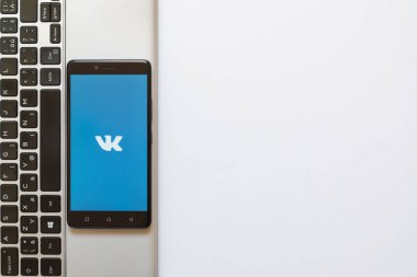 Vkontakte logo üstünde smartphone perde