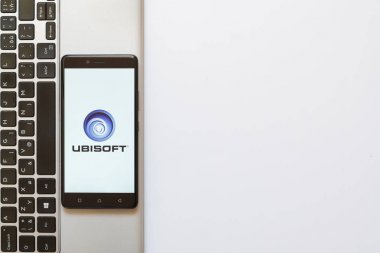 Ubisoft logo üstünde smartphone perde
