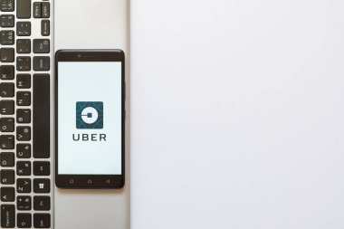 Uber logo üstünde smartphone perde