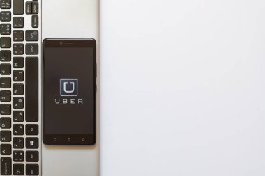 Uber logo üstünde smartphone perde