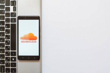 SoundCloud logo üstünde smartphone perde