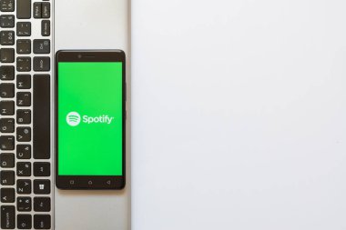 Logo üstünde smartphone perde spotify
