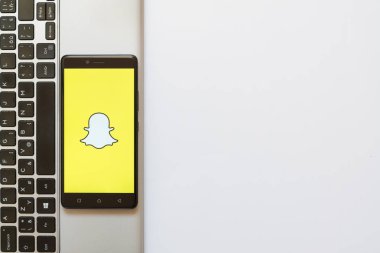 Snapchat logo üstünde smartphone perde