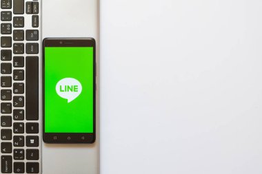 Satır logo üstünde smartphone perde