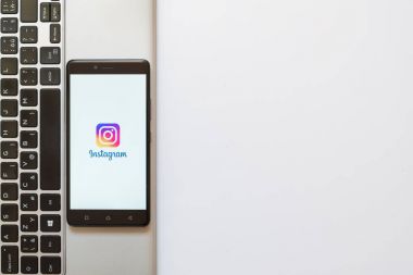 Instagram logo üstünde smartphone perde